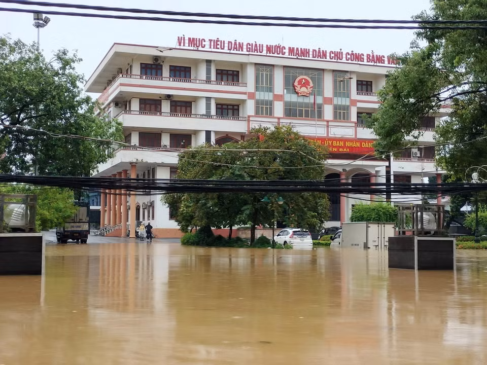 Sáng nay, nước dâng cao ngập phía trước trụ sở HĐND - UBND thành phố Yên Bái. (Ảnh: Tuấn Anh/TTXVN)