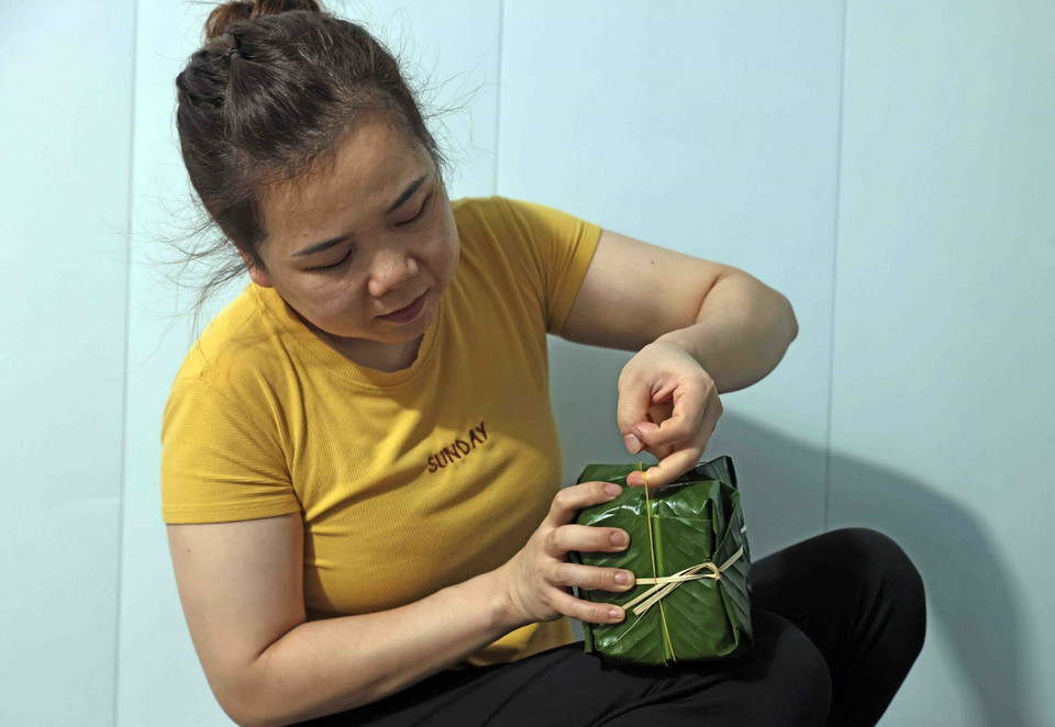 Đóng gói bánh dầy tại cơ sở bánh dầy Tấn Toan. (Ảnh: Trần Việt/TTXVN)
