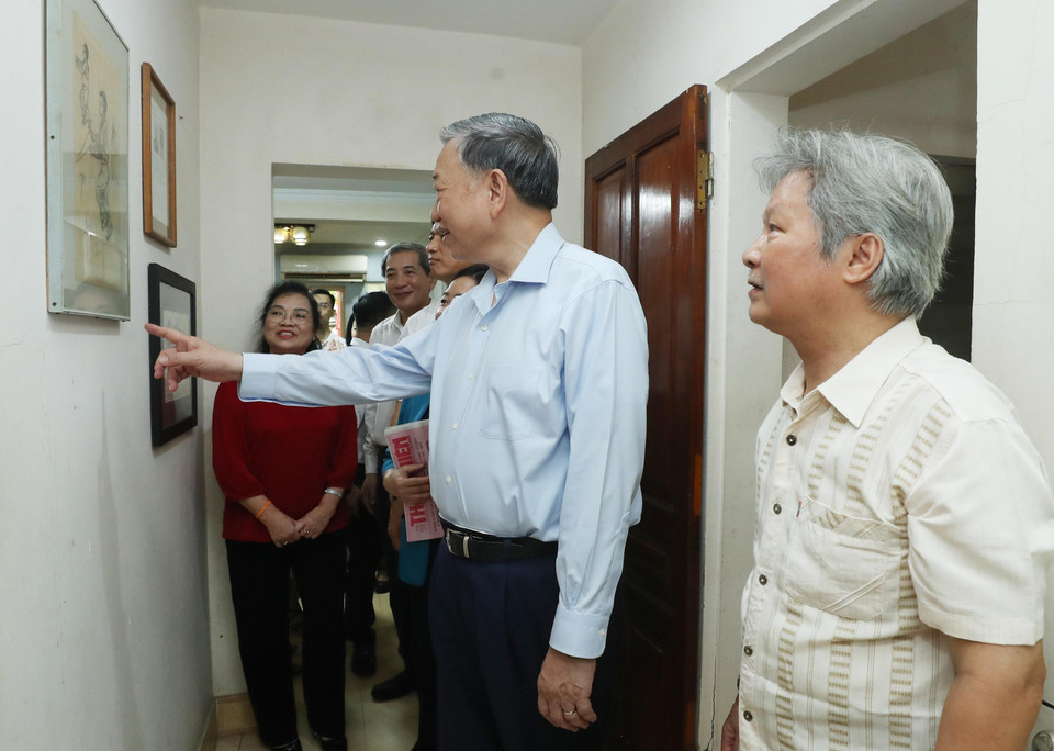Tổng Bí thư, Chủ tịch nước Tô Lâm xem các tác phẩm hội họa tại nhà cố họa sỹ Bùi Trang Chước. (Ảnh: Lâm Khánh/TTXVN)