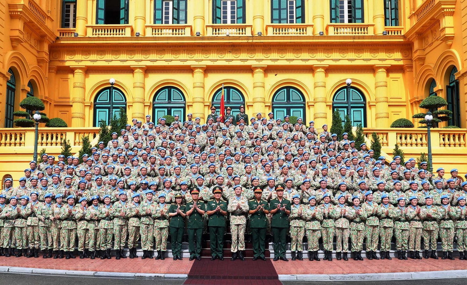 Các đại biểu chụp ảnh chung tại Phủ Chủ tịch. (Ảnh: Trọng Đức/TTXVN)