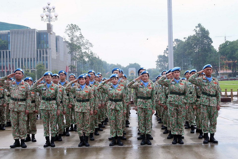 Cán bộ, sỹ quan Bệnh viện dã chiến cấp 2 số 6 và Đội Công binh số 3 tại Lễ phát động thi đua trước Lăng Chủ tịch Hồ Chí Minh. (Ảnh: Trọng Đức/TTXVN)