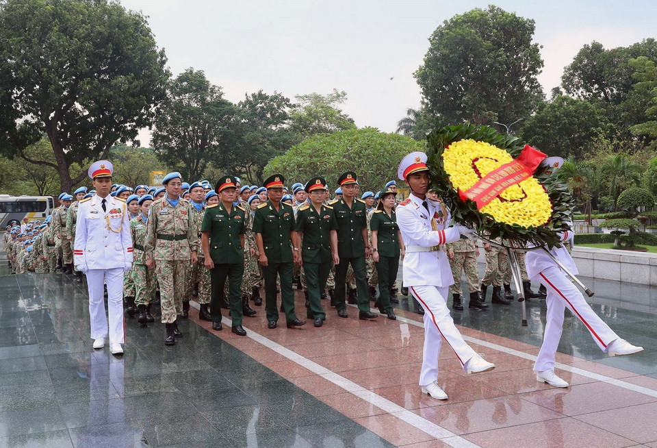 Sáng 18/9, tại Hà Nội, Cục Gìn giữ hòa bình Việt Nam tổ chức cho hơn 200 cán bộ, sỹ quan, quân nhân của Bệnh viện dã chiến cấp 2 số 6 và Đội Công binh số 3 đến dâng hương tại Đài tưởng niệm các Anh hùng liệt sỹ; phát động thi đua trên Quảng trường Ba Đình; đặt vòng hoa và vào Lăng viếng Chủ tịch Hồ Chí Minh trước khi lên đường thực hiện nhiệm vụ tại Phái bộ gìn giữ hòa bình Liên hợp quốc ở Nam Sudan và khu vực Abyei. (Ảnh: Trọng Đức/TTXVN)