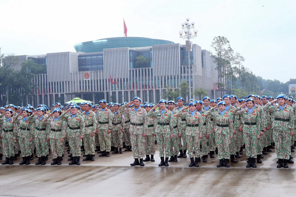 Cán bộ, sỹ quan Bệnh viện dã chiến cấp 2 số 6 và Đội Công binh số 3 tại Lễ phát động thi đua trước Lăng Chủ tịch Hồ Chí Minh. (Ảnh: Trọng Đức/TTXVN)