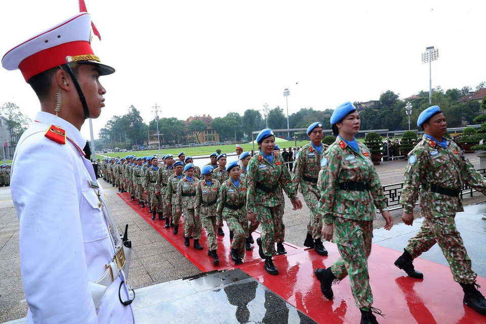 Cán bộ chiến sỹ Bệnh viện dã chiến cấp 2 số 6 và Đội Công binh số 3 vào Lăng viếng Chủ tịch Hồ Chí Minh. (Ảnh: Trọng Đức/TTXVN)