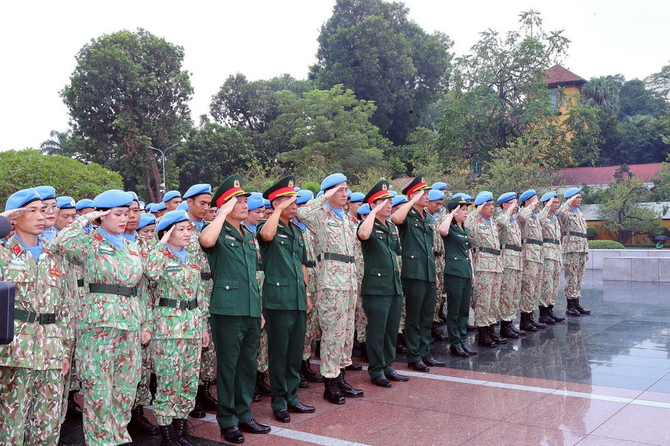 Lãnh đạo Cục Gìn giữ hòa bình Việt Nam và cán bộ, sỹ quan Bệnh viện dã chiến cấp 2 số 6 và Đội Công binh số 3 tưởng niệm các Anh hùng liệt sỹ. (Ảnh: Trọng Đức/TTXVN)