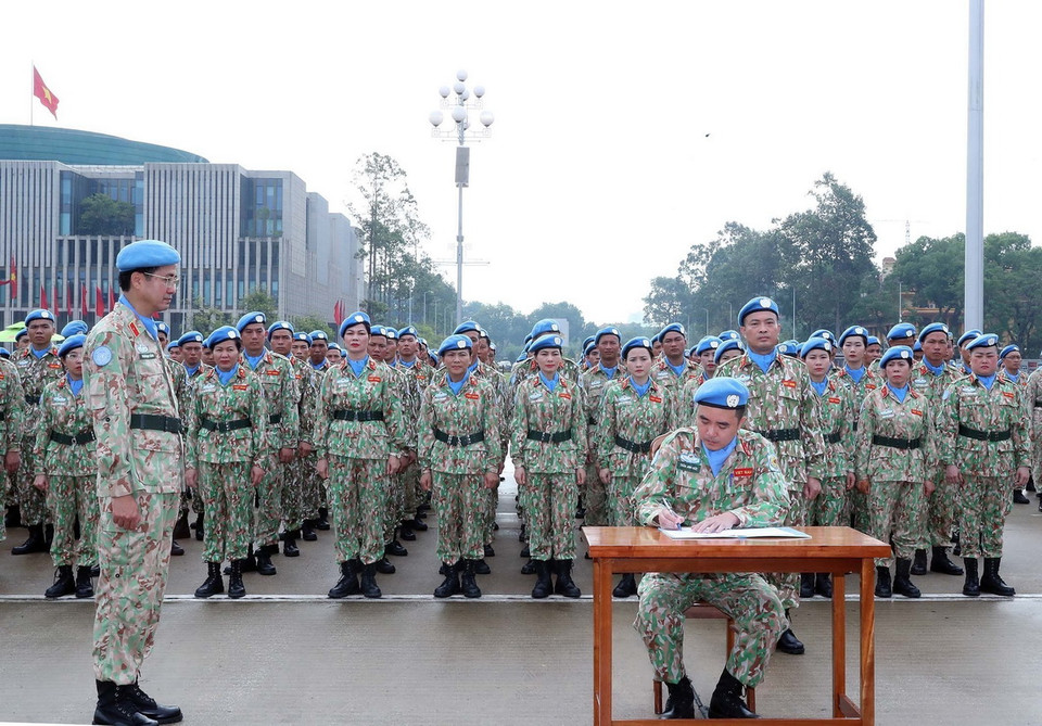 Các đơn vị ký giao ước thi đua trước khi lên đường thực hiện nhiệm vụ. (Ảnh: Trọng Đức/TTXVN)