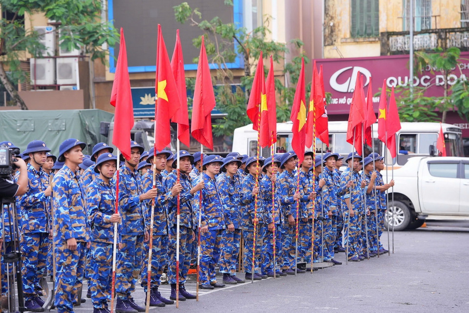 400 cán bộ, chiến sỹ quân đội, công an tham gia hỗ trợ khắc phục hậu quả bão số 3 trong ngày ra quân. (Ảnh: Hoàng Ngọc/TTXVN)