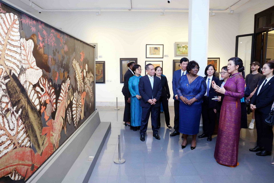 Phu nhân Tổng Bí thư, Chủ tịch nước Tô Lâm, bà Ngô Phương Ly giới thiệu tác phẩm tranh Bình phong - Bảo vật Quốc gia của Việt Nam với Phu nhân Tổng thống Mozambique Filipe Jacinto Nyusi, bà Isaura Ferrao Nyusi. (Ảnh: Phạm Kiên/TTXVN)