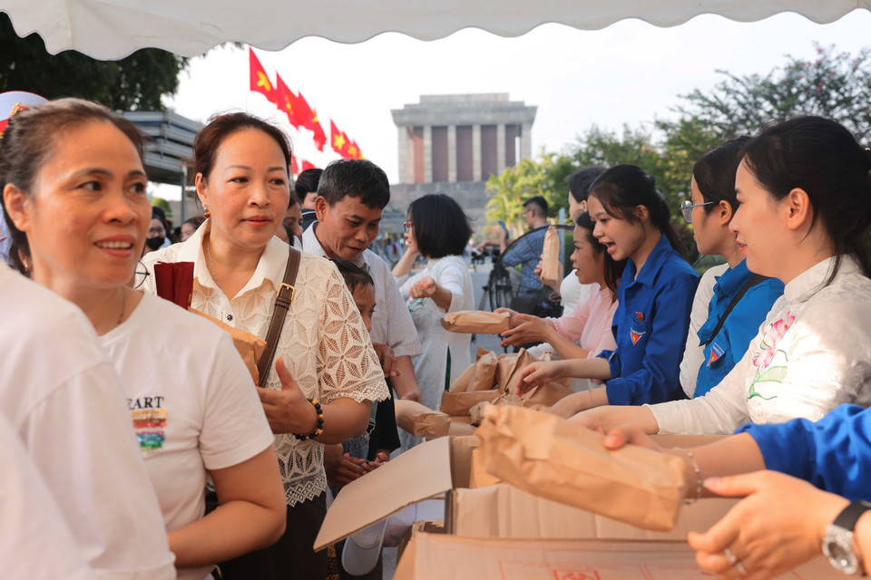 Các suất quà gồm bánh mỳ, sữa và nước uống được gửi tới du khách vào Lăng viếng Bác trong sáng 2/9. (Ảnh: Hoàng Hiếu/TTXVN)