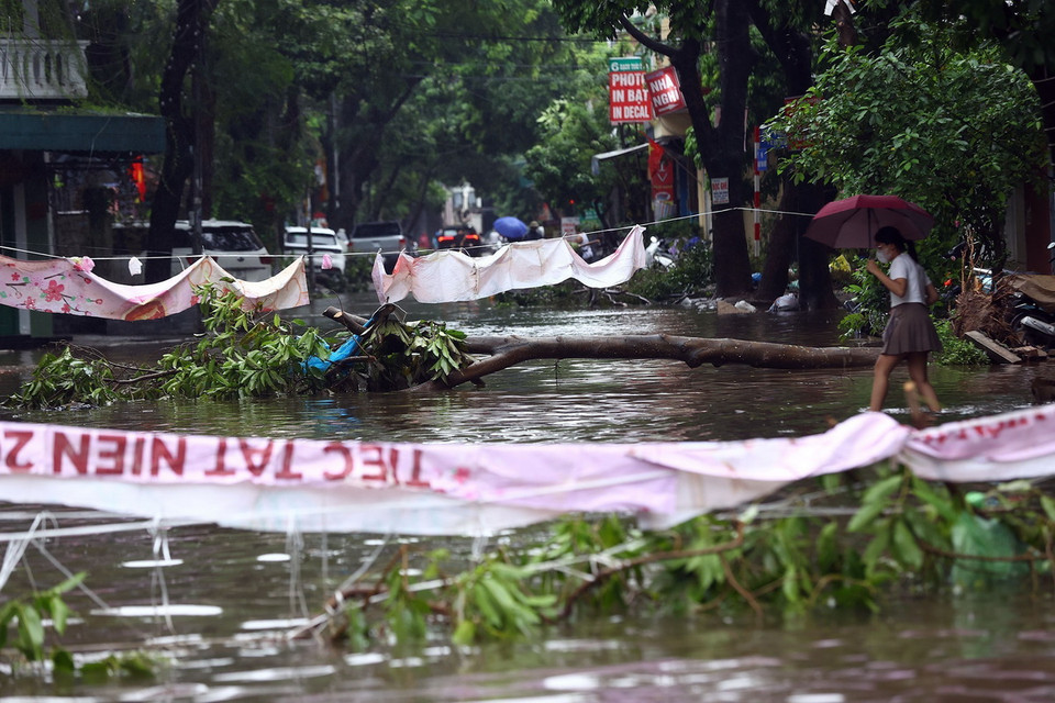 Khu dân cư tại phường Kiến Hưng bị ngập nhiều ngày nay. (Ảnh: Huy Hùng/TTXVN)