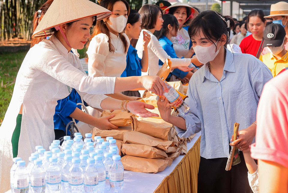 Nhân dịp Kỷ niệm 79 năm Ngày Quốc khánh 2/9, Sở Du lịch Hà Nội phối hợp với Ban quản lý Lăng Chủ tịch Hồ Chí Minh tổ chức điểm phát nước, bánh mỳ và sữa miễn phí. Khoảng 28.000 suất quà sẽ được gửi đến du khách vào Lăng Chủ tịch Hồ Chí Minh trong dịp này. (Ảnh: Hoàng Hiếu/TTXVN)