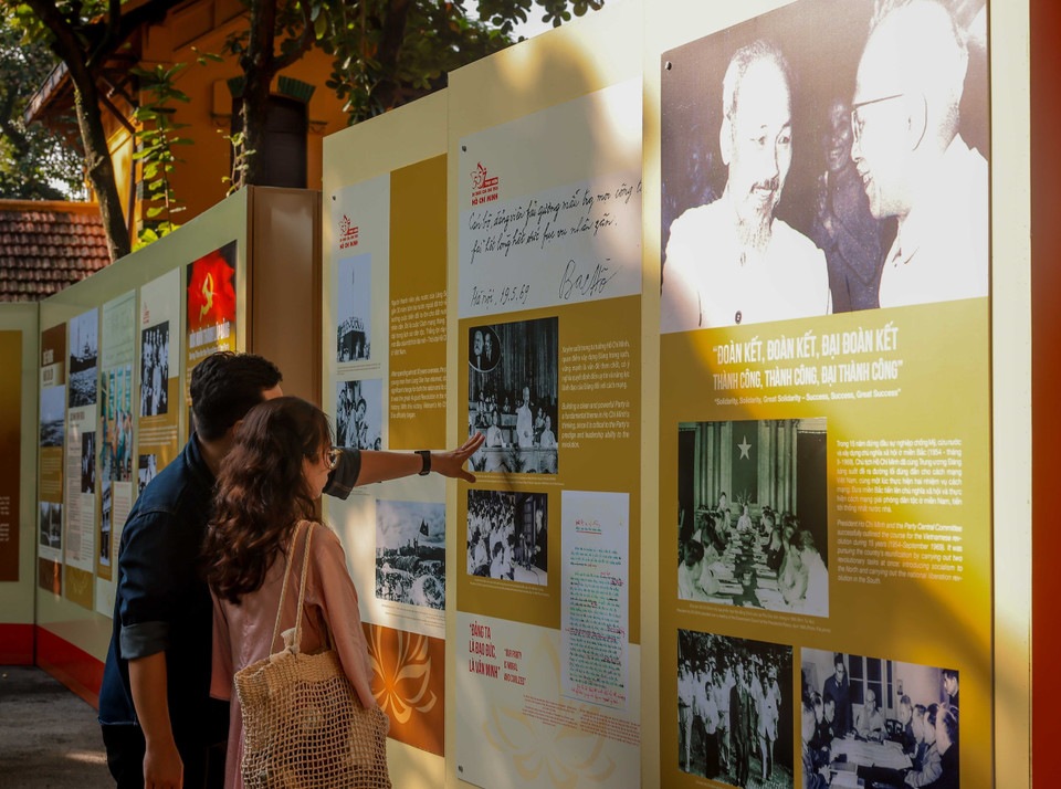 Người dân tham quan triển lãm ảnh trong Khu di tích Chủ tịch Hồ Chí Minh. (Ảnh: Hoàng Hiếu/TTXVN)