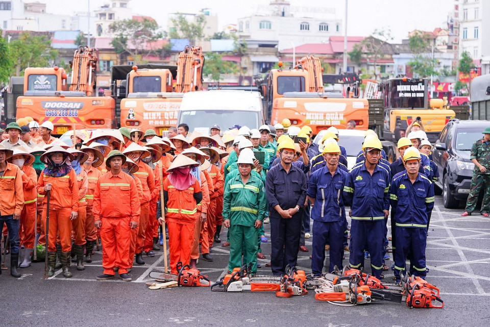 Các lực lượng tham gia hỗ trợ khắc phục hậu quả bão số 3 trong ngày ra quân. (Ảnh: Hoàng Ngọc/TTXVN)