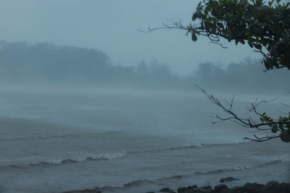 Biển Đồ Sơn (Hải Phòng) mù mịt trước khi bão số 3 đổ bộ (ảnh chụp lúc 12h55). (Ảnh: Minh Quyết/TTXVN)