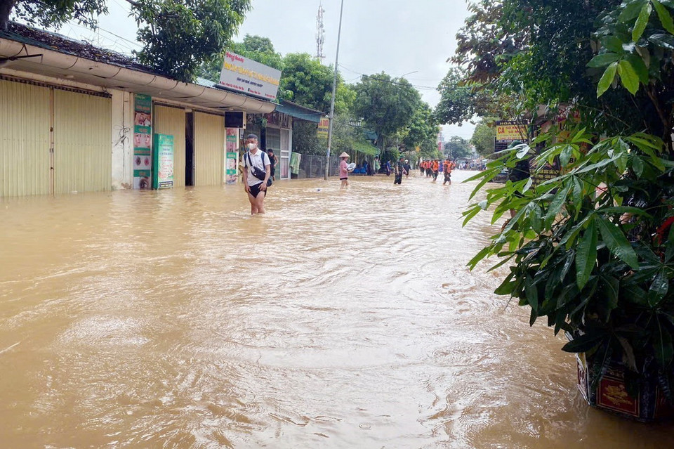 Ngập lụt tại xã Ấm Hạ (huyện Hạ Hòa). (Ảnh: Tạ Toàn/TTXVN)