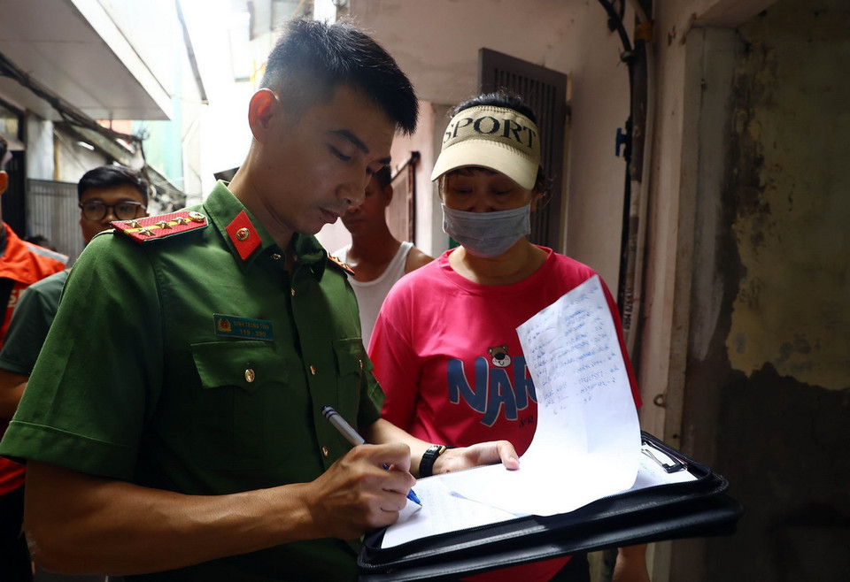 Trước tình hình nước sông Hồng dâng cao, các lực lượng chức năng quận Hoàn Kiếm (Hà Nội) đã vận động 46 hộ dân có nhà ở ven sông Hồng (gồm 162 nhân khẩu) của phường Chương Dương di dời lên khu vực địa hình cao hơn. (Ảnh: Huy Hùng/TTXVN)