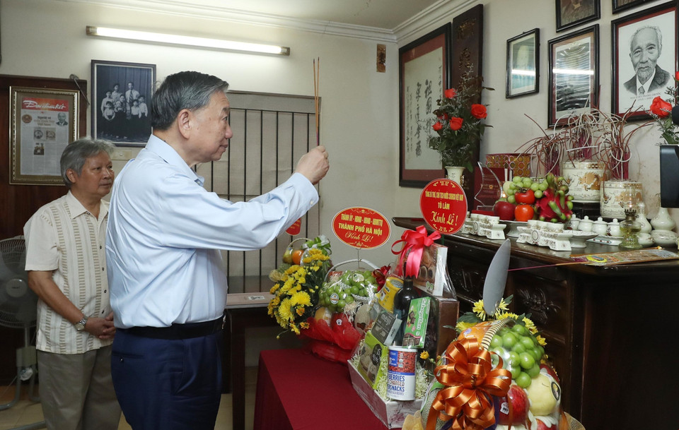 Tổng Bí thư, Chủ tịch nước Tô Lâm dâng hương tưởng niệm họa sỹ Bùi Trang Chước - tác giả Quốc huy Việt Nam. (Ảnh: Lâm Khánh/TTXVN)