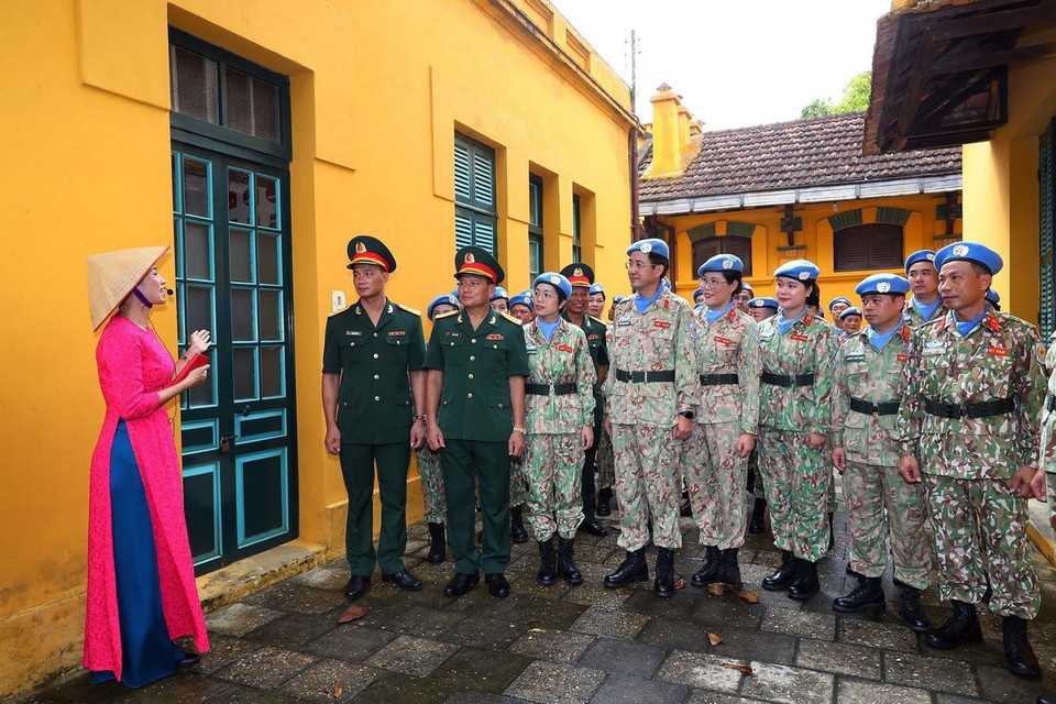 Cán bộ chiến sỹ Bệnh viện dã chiến cấp 2 số 6 và Đội Công binh số 3 thăm Khu di tích Chủ tịch Hồ Chí Minh tại Phủ Chủ tịch. (Ảnh: Trọng Đức/TTXVN)