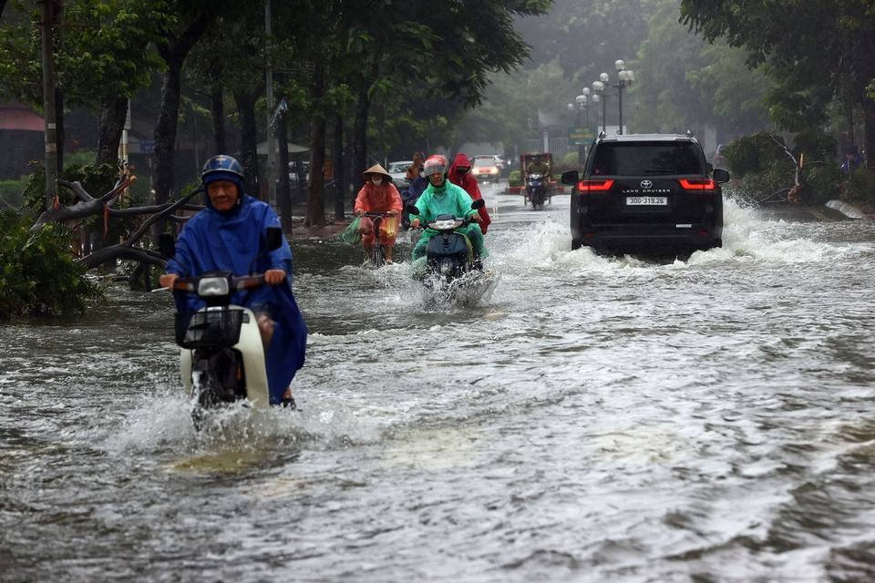 Đường 19/5 (phường Văn Quán) đoạn qua khu vực hồ Văn Quán ngập nặng. (Ảnh: Huy Hùng/TTXVN)