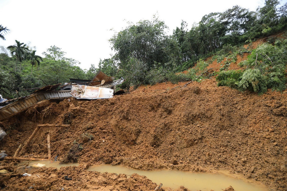 Hiện trường vụ sạt lở đất làm 2 người chết tại xóm Má Mư, xã Cuối Hạ, huyện Kim Bôi (Hòa Bình). (Ảnh: Trọng Đạt/TTXVN)