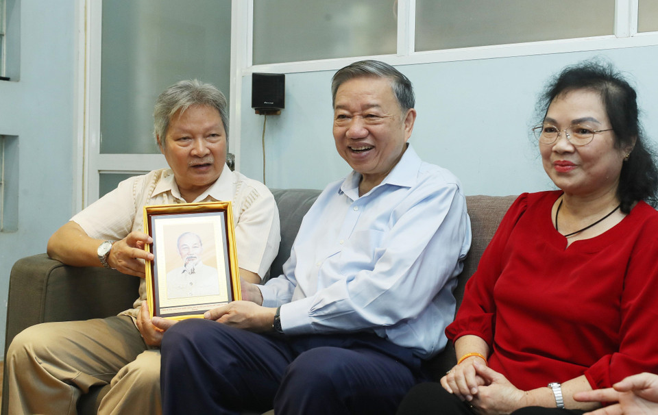 Tổng Bí thư, Chủ tịch nước Tô Lâm tặng chân dung Chủ tịch Hồ Chí Minh cho gia đình cố họa sỹ Bùi Trang Chước. (Ảnh: Lâm Khánh/TTXVN)