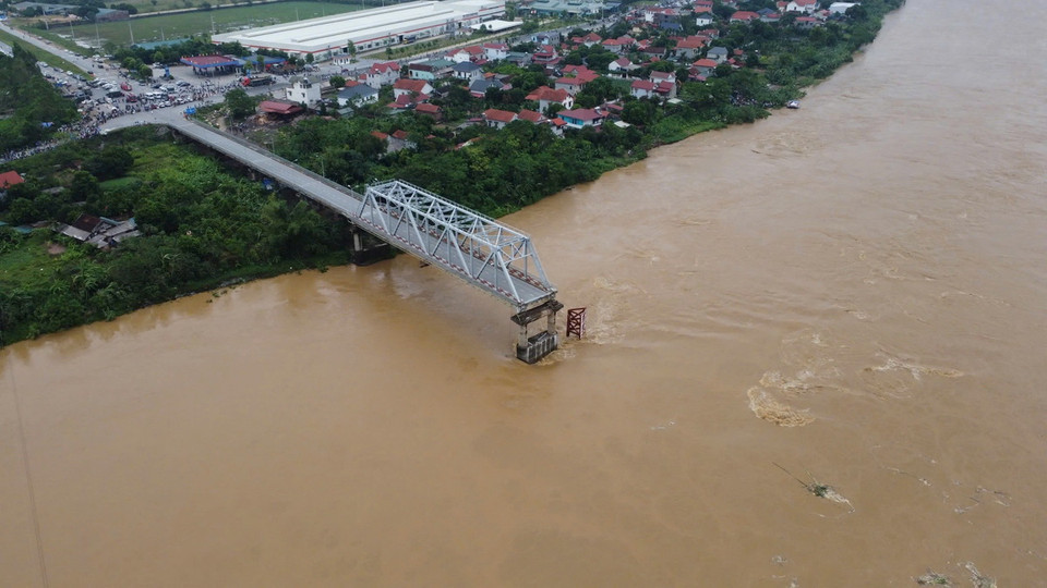 Cầu Phong Châu (Phú Thọ) bị sập, sáng 9/9. Một trụ và hai nhịp của cây cầu đã bị nước lũ cuốn. (Ảnh: Tạ Toàn/TTXVN)