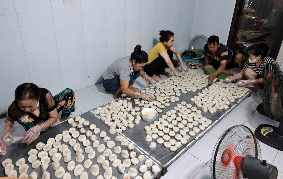 Cơ sở bánh dầy Tấn Toan đang làm bánh dầy cho khách hàng tỉnh Điện Biên. (Ảnh: Trần Việt/TTXVN)