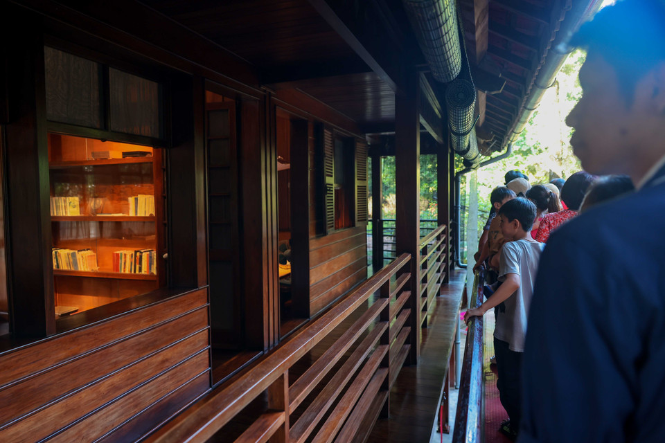 Người dân tham quan Nhà sàn trong Khu di tích Chủ tịch Hồ Chí Minh. (Ảnh: Hoàng Hiếu/TTXVN)