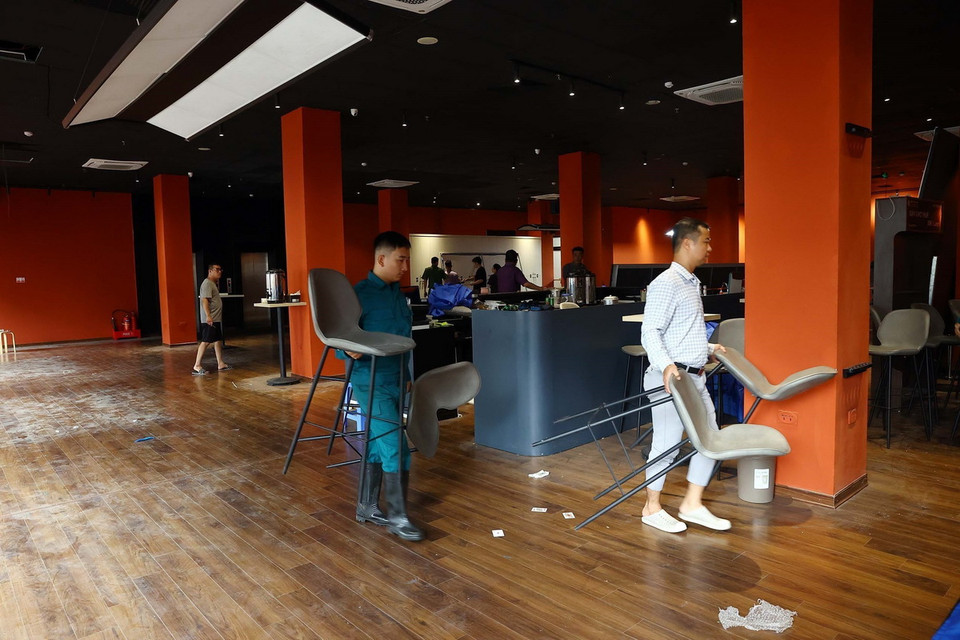 UBND phường Chương Dương (quận Hoàn Kiếm) dọn dẹp khu vực tầng 2 chợ Hàng Bè (số 2 Vọng Hà) phục vụ người dân ở tạm trong giai đoạn nước dâng, chiều 10/9. (Ảnh: Huy Hùng/TTXVN)