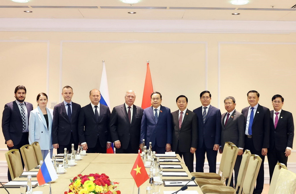 Chủ tịch Quốc hội Trần Thanh Mẫn và Thống đốc tỉnh Rostov Vasily Golubev cùng các đại biểu chụp ảnh chung. (Ảnh: Thống Nhất/TTXVN)