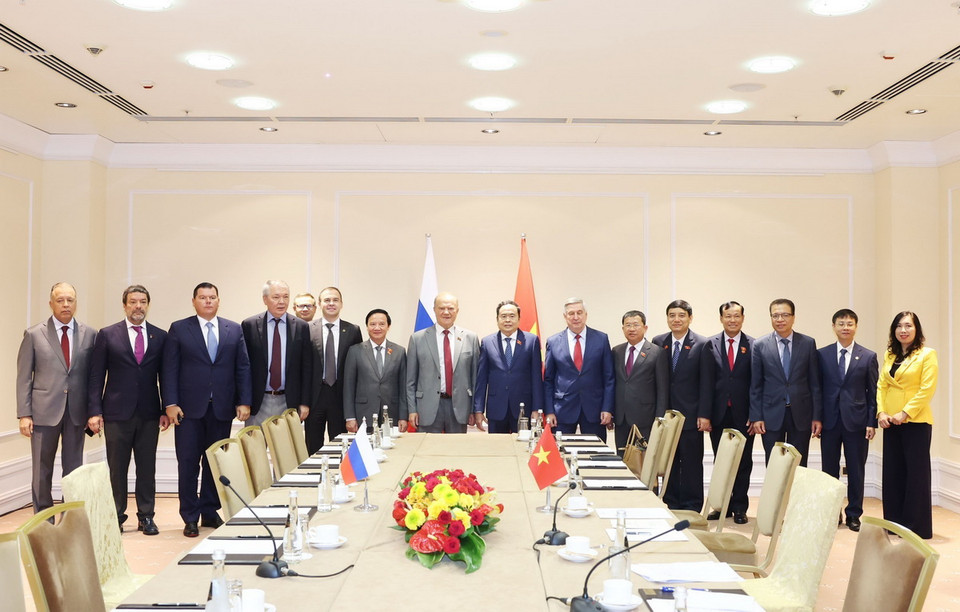 Chủ tịch Quốc hội Trần Thanh Mẫn và Chủ tịch Đảng Cộng sản Nga Gennady Zyuganov với các đại biểu hai nước. (Ảnh: Thống Nhất/TTXVN)