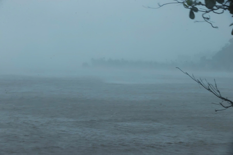 Biển Đồ Sơn (Hải Phòng) mù mịt trước khi bão số 3 đổ bộ (ảnh chụp lúc 12h55). (Ảnh: Minh Quyết/TTXVN)