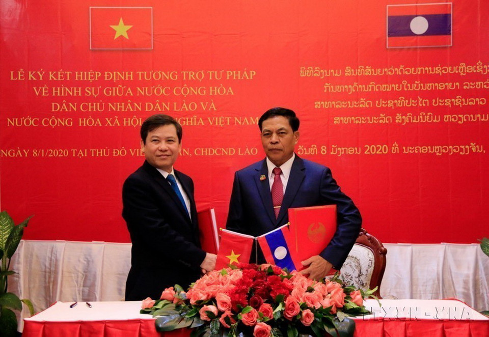 Viện trưởng Viện Kiểm sát nhân dân tối cao Việt Nam Lê Minh Trí và Viện trưởng Viện Kiểm sát nhân dân tối cao Lào Khamsan Souvong trao đổi Hiệp định tương trợ tư pháp về hình sự giữa hai nước (8/1/2020). (Ảnh: Phạm Kiên/TTXVN)