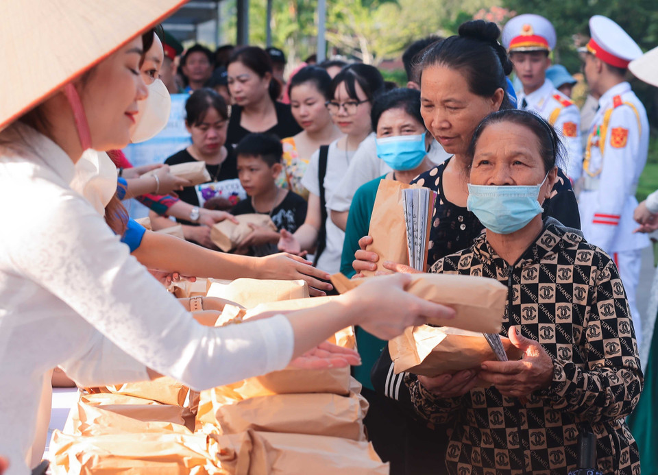Các suất quà gồm bánh mỳ, sữa và nước uống được gửi tới du khách vào Lăng viếng Bác trong sáng 2/9. (Ảnh: Hoàng Hiếu/TTXVN)