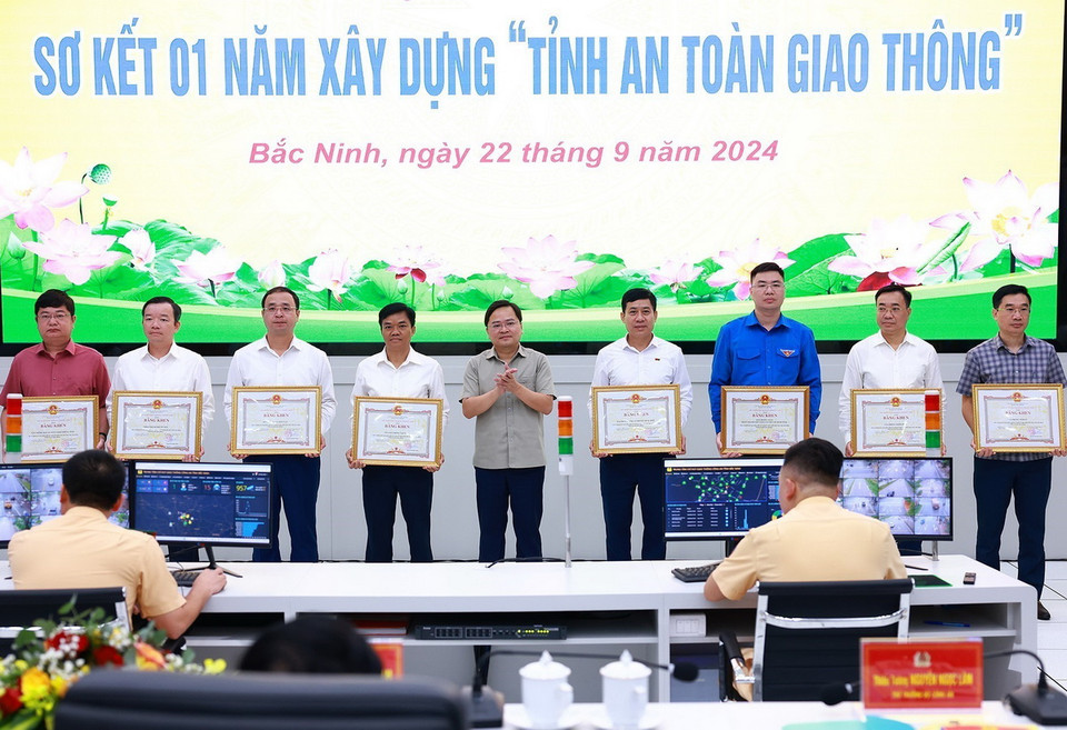 Bí thư Tỉnh ủy Bắc Ninh Nguyễn Anh Tuấn trao bằng khen cho các tập thể có thành tích xuất sắc trong công tác thực hiện 1 năm "Tỉnh an toàn giao thông.” (Ảnh: Dương Giang/TTXVN)