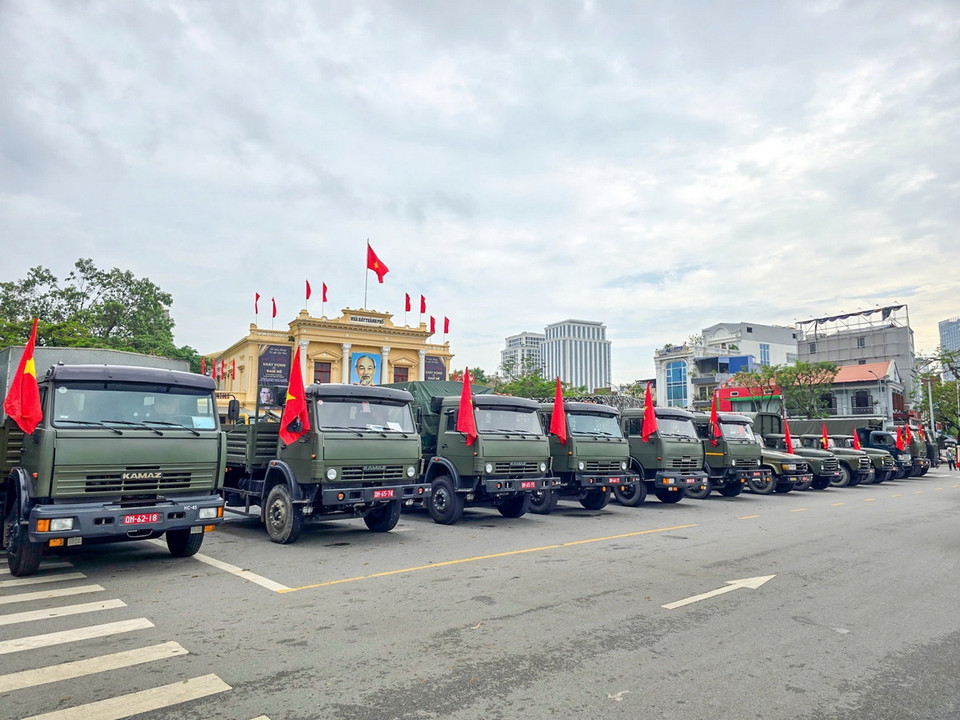 Các phương tiện tham gia hỗ trợ khắc phục hậu quả bão số 3 trong ngày ra quân. (Ảnh: Hoàng Ngọc/TTXVN)