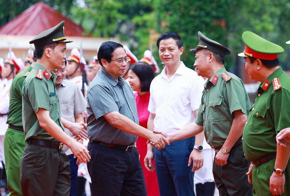 Thủ tướng Phạm Minh Chính với các đại biểu dự Hội nghị sơ kết 1 năm "Tỉnh an toàn giao thông.” (Ảnh: Dương Giang/TTXVN)