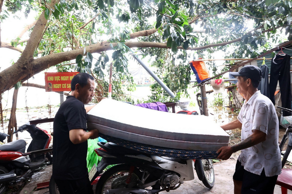 Người dân tại phường Chương Dương di chuyển tài sản (ảnh chụp lúc 13h30 ngày 10/9). (Ảnh: Huy Hùng/TTXVN)