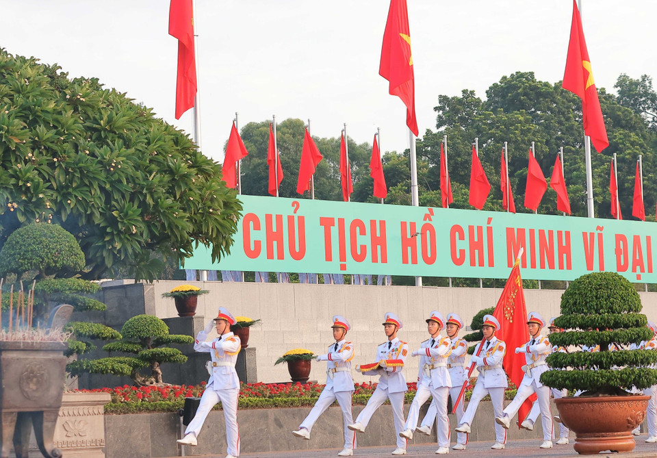 6 giờ kém 5 phút, đội tiêu binh hành tiến vào Quảng trường Ba Đình trên nền quân nhạc từ góc phía đường Hùng Vương giao với Lê Hồng Phong. (Ảnh: Hoàng Hiếu/TTXVN)