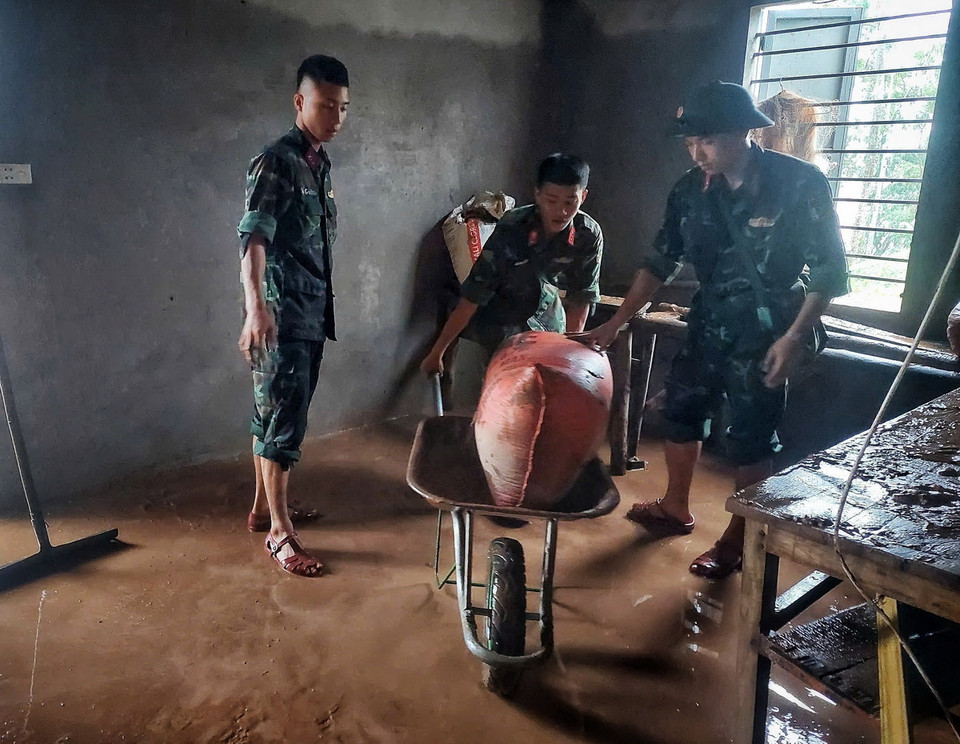 Cán bộ, chiến sỹ Ban Chỉ huy quân sự huyện Sơn Động giúp dân dọn dẹp môi trường sau khi lũ rút. (Ảnh: TTXVN phát)