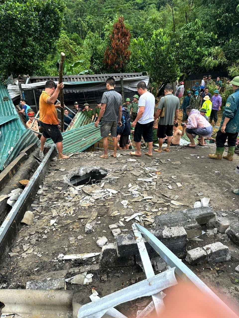 Cán bộ, chiến sỹ Công an tỉnh Hà Giang khẩn trương giúp người dân xã Việt Vinh, huyện Bắc Quang khắc phục hậu quả thiên tai và tìm kiếm cứu nạn. (Ảnh: TTXVN phát)