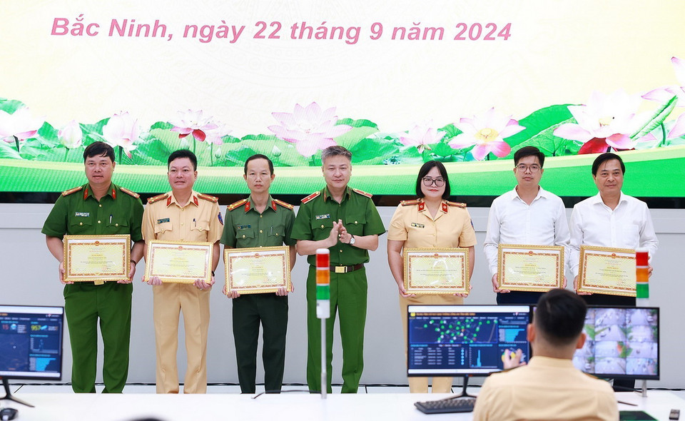 Thiếu tướng Nguyễn Ngọc Lâm, Thứ trưởng Bộ Công an trao bằng khen cho các tập thể có thành tích xuất sắc trong công tác thực hiện xây dựng tỉnh Bắc Ninh an toàn giao thông. (Ảnh: Dương Giang/TTXVN)