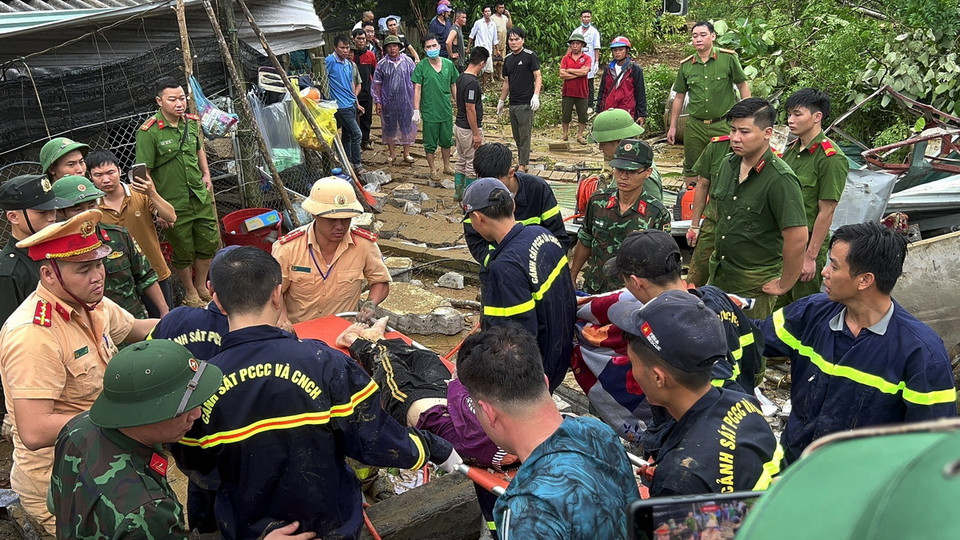 Cán bộ, chiến sỹ Công an tỉnh Hà Giang khẩn trương giúp người dân xã Việt Vinh, huyện Bắc Quang khắc phục hậu quả thiên tai và tìm kiếm cứu nạn. (Ảnh: TTXVN phát)
