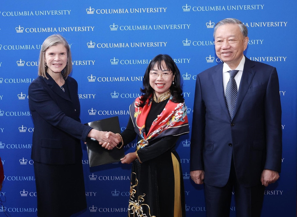 Tổng Bí thư, Chủ tịch nước Tô Lâm chứng kiến trao văn kiện hợp tác giữa VinUniversity và Đại học Columbia (Hoa Kỳ). (Ảnh: Lâm Khánh/TTXVN)