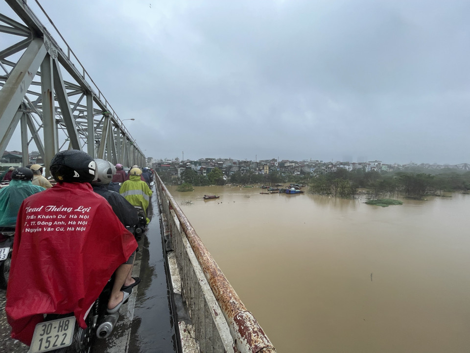 Lũ lên cao gây ngập lụt, cảnh báo cấp độ rủi ro thiên tai do lũ tại Hà Nội ở cấp 2 (ảnh chụp lúc 7h52). (Ảnh: Minh Quyết/TTXVN)
