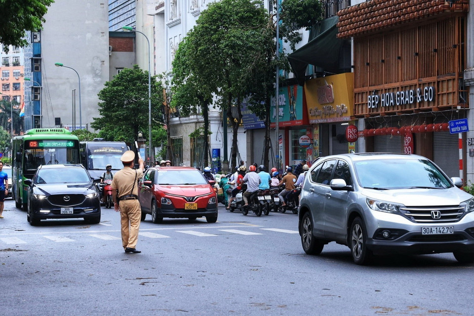 Lực lượng CSGT có mặt từ sớm điều tiết giao thông tại ngã tư Nguyễn Tuân-Ngụy Như Kon Tum ( ảnh chụp lúc 7 giờ 5 phút). (Ảnh: Tuấn Anh/TTXVN)
