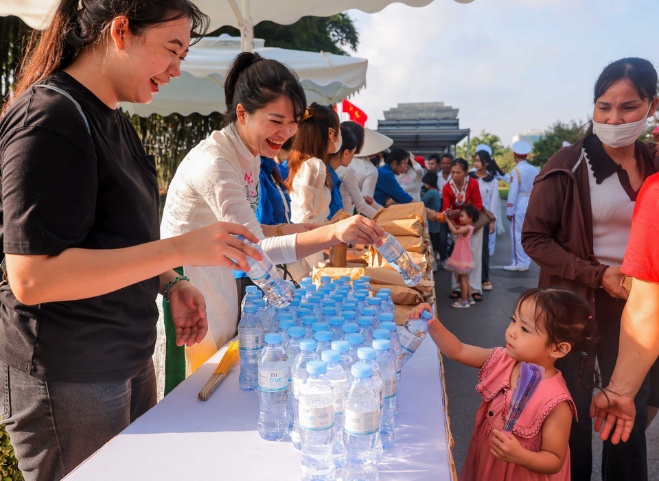 Các suất quà gồm bánh mỳ, sữa và nước uống được gửi tới du khách vào Lăng viếng Bác trong sáng 2/9. (Ảnh: Hoàng Hiếu/TTXVN)