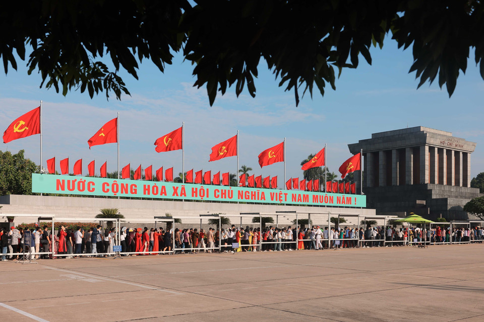 Hàng vạn đồng bào cả nước và bạn bè quốc tế vào Lăng viếng Chủ tịch Hồ Chí Minh sáng 2/9. (Ảnh: Hoàng Hiếu/TTXVN)