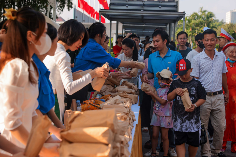 Các suất quà gồm bánh mỳ, sữa và nước uống được gửi tới du khách vào Lăng viếng Bác trong sáng 2/9. (Ảnh: Hoàng Hiếu/TTXVN)
