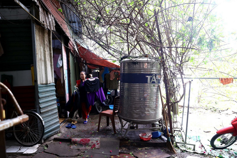 Người dân tại phường Chương Dương thu dọn tài sản để di dời, chiều 10/9. (Ảnh: Huy Hùng/TTXVN)